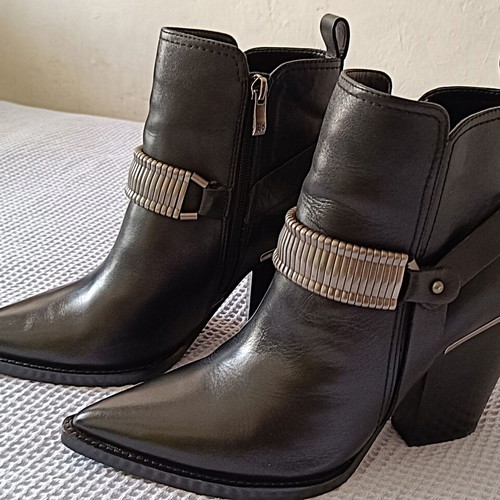 DKNY leather western ankle boots size 41 like new, black