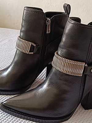 DKNY δερμάτινα western μποτάκια 41 σαν καινούργιο, μαύρα