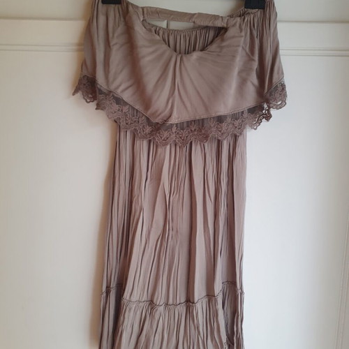 Strapless dress with ruffles medium size like new, beige
