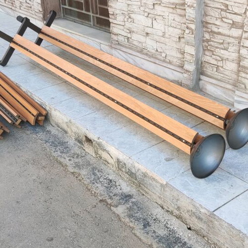 Large clothing hanging system in excellent condition, 16 columns