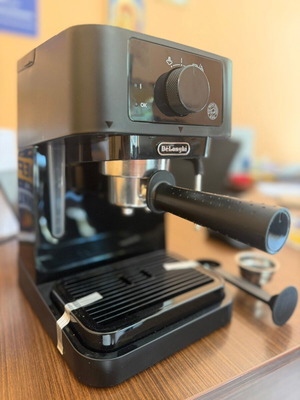Delongi coffee machine new with handle
