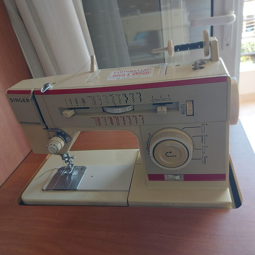 Singer 8618 sewing machine with cabinet