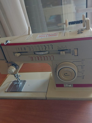 Singer 8618 sewing machine with cabinet