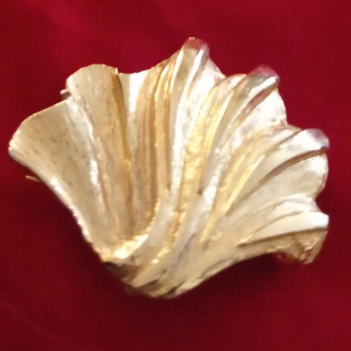 Vintage faux bijoux brooch like new, gold tone shell design
