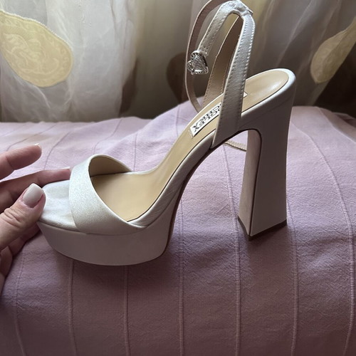 Badgley Mischka satin sandals size 6 like new, white