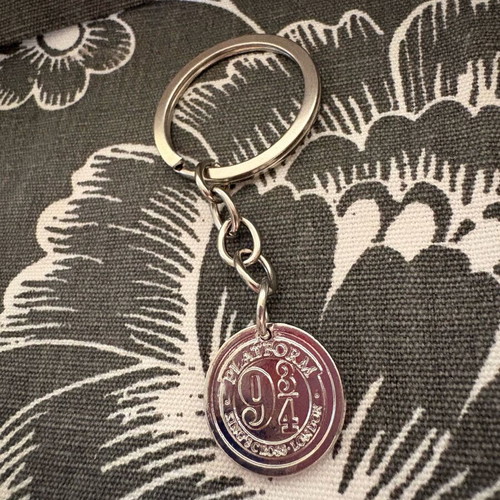 Harry Potter Platform 9 ¾ Keychain silver new