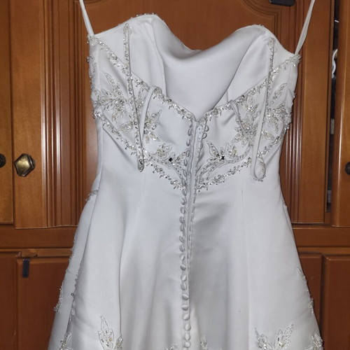 Wedding dress A-line with train used, satin texture by Benjamin Roberts