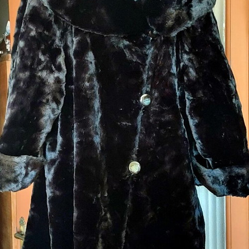 Fur coat black like new, from France, size L