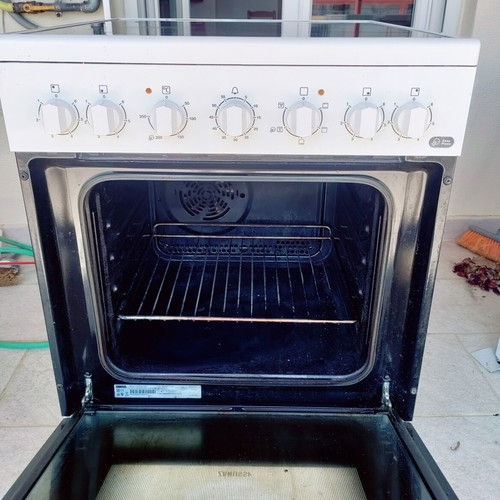 Zanussi oven 54lt with ceramic hobs used, 5 cooking modes