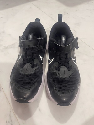 Παιδικά αθλητικά παπούτσια Nike μεταχειρισμένα, μέγεθος 33, μαύρα