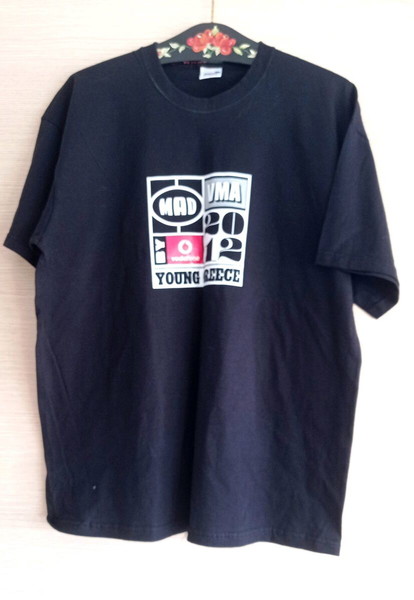 Τ-shirt μαύρο με στάμπα εταιρείας, large.