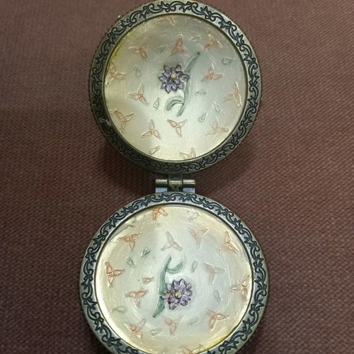 Vintage powder compact like new