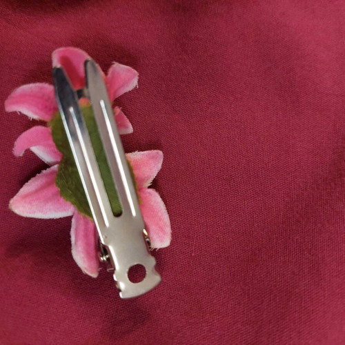 Hair clip used with pink flowers