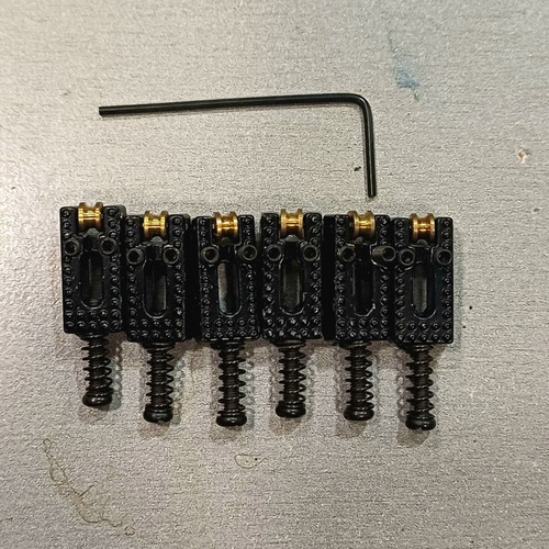 Set of roller saddles for electric guitar bridge, black and brass