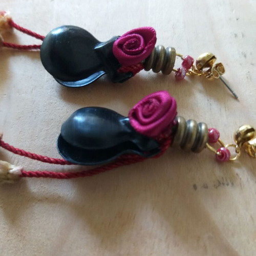 Castanets earrings stud with burgundy red roses