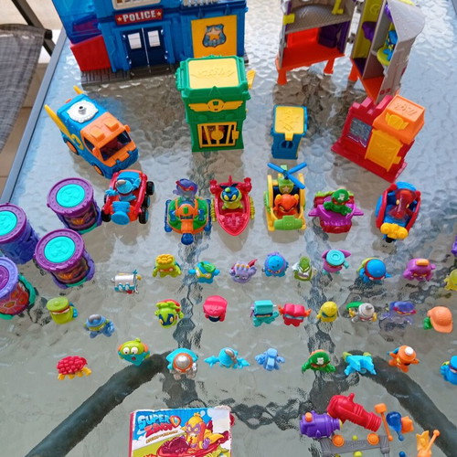 Super Zings large set with 43 heroes and accessories like new