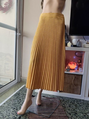 Pleated skirt like new, yellow, size M with elastic waist