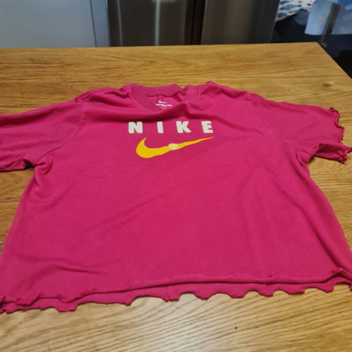 Nike t-shirt fuchsia like new