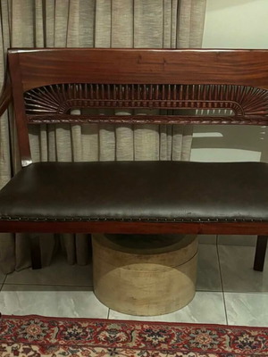 Κλασικός διθέσιος καναπές από μαόνι και δέρμα, σαν καινούργιο