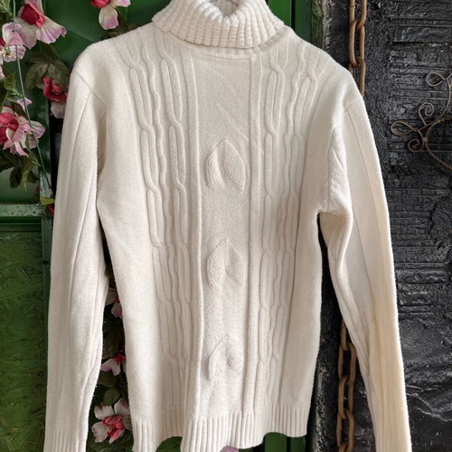 Women's wool turtleneck sweater white like new, size M-L