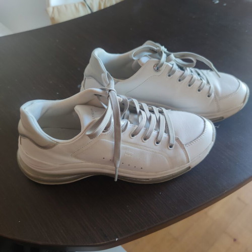 Tommy Hilfiger women's leather athletic shoes size 39 like new with air sole