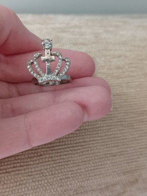 Queen's Crown Ring like new with crystals, silver color