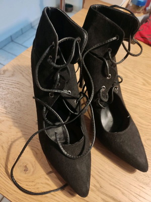Black stiletto pumps like new, size 39, synthetic suede