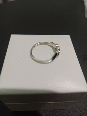 Pandora Mom ring like new, white and gray