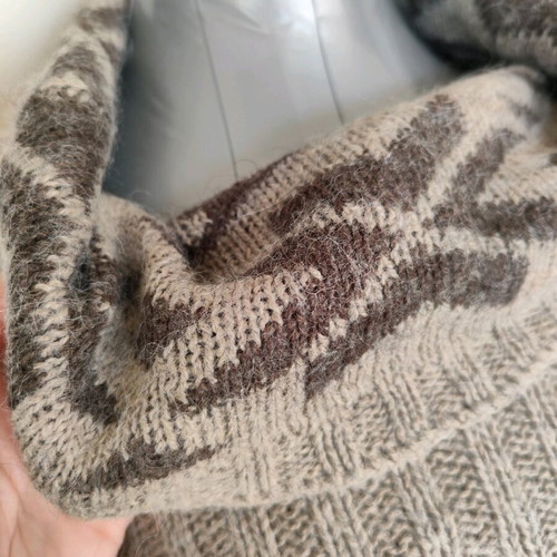 Wool knitted sweater like new, beige, one size