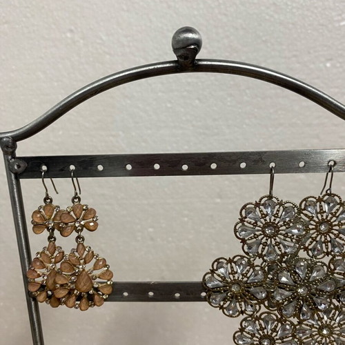 Jewelry stand used with free earrings gift
