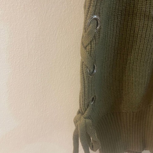 Wool sleeveless top olive like new, size M