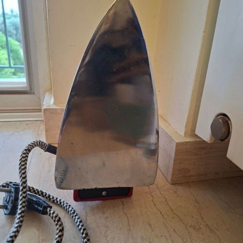 Marconi vintage hand iron used, with plate and cord