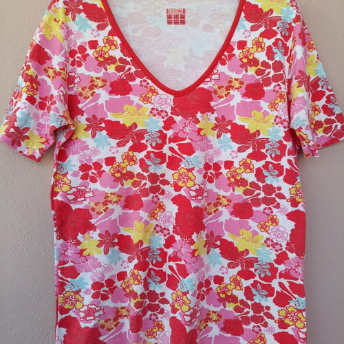 TCM T-shirt vintage with floral V-neck, like new