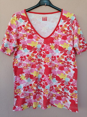 TCM T-shirt vintage with floral V-neck, like new