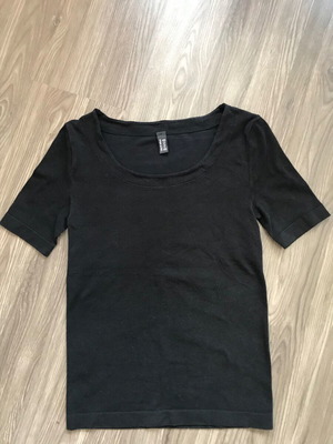 Wolford black T-shirt size M like new