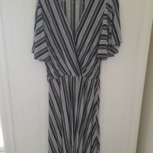 Dress with V neckline, like new, black and white, size M
