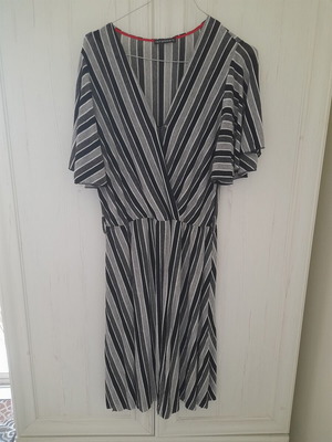 Dress with V neckline, like new, black and white, size M