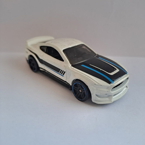 Hot Wheels Ford Shelby GT350R Mustang diecast car