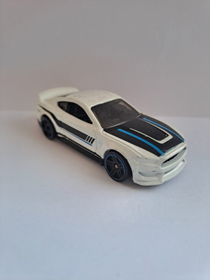 Hot Wheels Ford Shelby GT350R Mustang diecast car