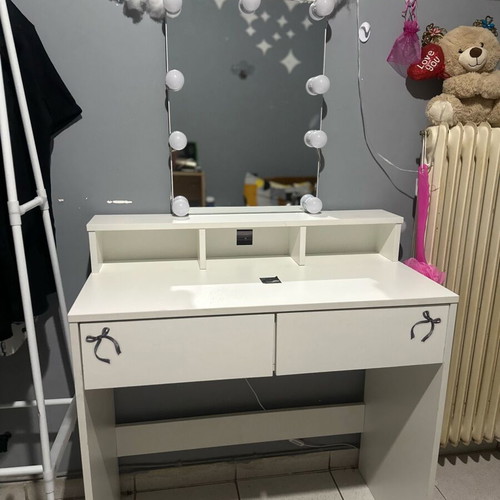 Vanity like new with lights, one scratch