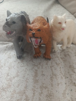 Soft wild animal figures Deagostini used, pack of 3 with book