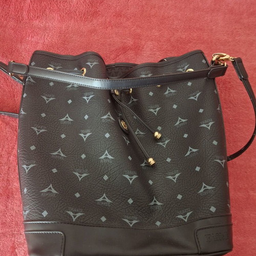 La tour Eiffel shoulder bag like new, black
