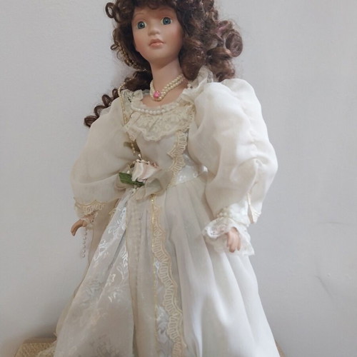 Vintage collectible porcelain doll princess like new