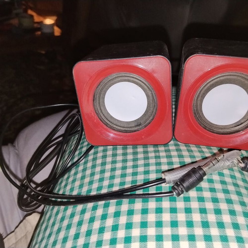 Compact budget vintage stereo computer speakers cube design