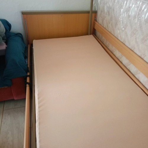 Hospital electric bed like new with mattress and remote control