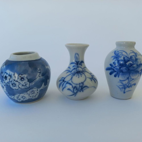 Set of 3 Japanese porcelain miniature vases like new