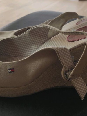 Πλατφόρμες Tommy Hilfiger μεταχειρισμένες, μπεζ, μέγεθος 39