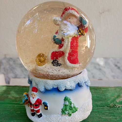 Musical snow globe
