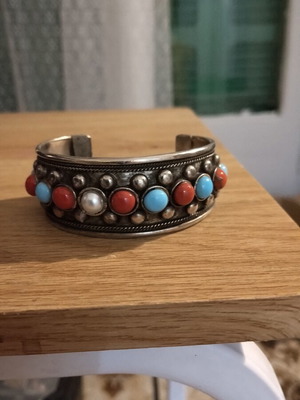 Vintage Boho bracelet like new, silver with turquoise and coral