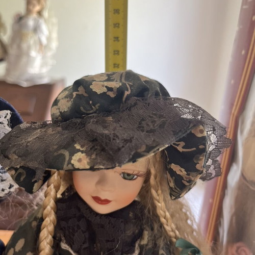 Pair of porcelain dolls with hats, 30 cm